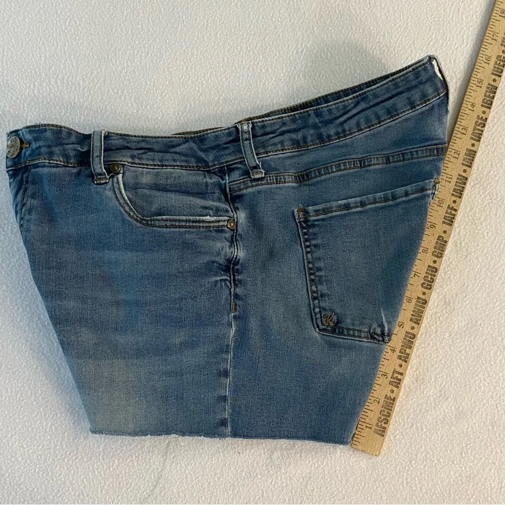 Kut from the Kloth Blue Jean Shorts Classic Cut-Off Style - Picture 4 of 11